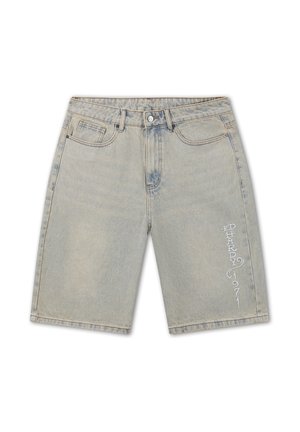 Pantalones cortos de mezclilla azul claro con bolsillos delanteros y texto vertical blanco "ED HARDY 1971" en la pierna derecha.