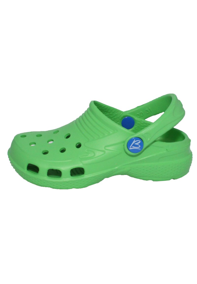Groene plastic klomp met ventilatiegaten, achterband en blauwe accentknop, met een ergonomisch ontwerp en een textuurovervlak.