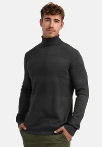 Maglione a collo alto grigio scuro con bande testurizzate, polsi a coste e silhouette aderente, realizzato in un morbido tessuto a maglia.