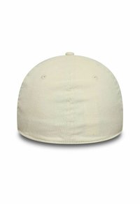 Beige Fitted-Cap von hinten gezeigt, mit sichtbaren Nähten, Belüftungsöffnungen und oberem Knopf, auf einem schlichten weißen Hintergrund.