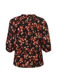 Blusa negra con estampado floral, con mangas de tres cuartos, escote fruncido y un patrón de flores rojas y crema en todo su diseño.