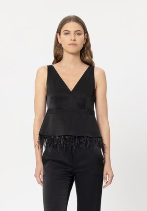 Schwarzes ärmelloses Peplum-Oberteil mit V-Ausschnitt, mit Federdetails am Saum. Glatte Textur und strukturierte Form.