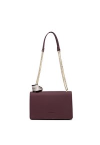 Borsa in pelle bordeaux con tracolla in catena dorata, forma rettangolare, superficie liscia e un accento in tessuto con marchio sulla maniglia.