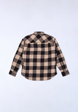 Camisa de hombre de botones en patrón de cuadros beige y negro. Presenta un cuello clásico, mangas largas y un dobladillo redondeado con detalles en la parte trasera.