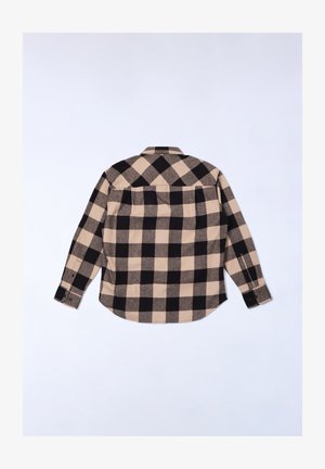 Camisa de hombre de botones en patrón de cuadros beige y negro. Presenta un cuello clásico, mangas largas y un dobladillo redondeado con detalles en la parte trasera.