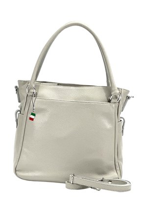Sac à main en cuir gris clair avec doubles poignées, bandoulière détachable et petit charm drapeau italien attaché à une poignée.