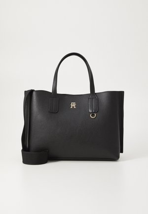 Saco tote preto feito de couro texturizado, com duas alças curtas, uma alça de ombro destacável, logótipo e acabamentos em tom dourado.