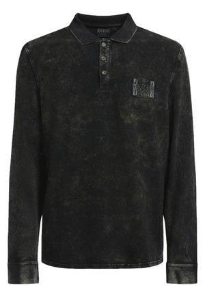 Schwarzes langärmliges Poloshirt mit verwaschener Textur, drei Knöpfen am Ausschnitt und einem kleinen gestickten Logo-Patch auf der linken Brust.