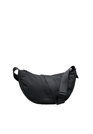 Sac à bandoulière noir en forme de croissant avec une sangle large réglable et une fermeture éclair, conçu pour une utilisation décontractée ou en voyage.