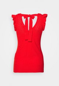 Červený pletený top na ramínka s krátkými volánovými rukávy, hlubokým V-výstřihem na zádech se zavázanou mašlí a úzkým střihem s texturovaným vzorem na přední straně.