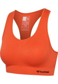 Pomarańczowy stanik sportowy z designem typu racerback, wykonany z gładkiej mieszanki materiałów, z teksturowanym akcentem oraz nadrukowanym w czerni logo marki.