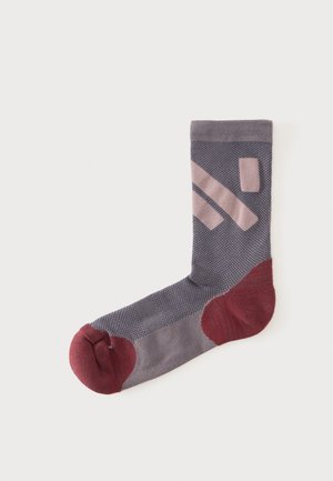 Ein einzelner grauer Socken mit strukturiertem Strick, mit rosa geometrischen Streifen und festen dunkelroten Fersen- und Zehenpatches.