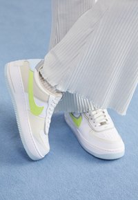 Nike Sportswear AF1 SHADOW - Sneakers basse - white/light lemon twist/wolf grey/orewood/blue tint