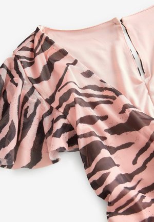 Rožinė palaidinė su tamsiai rudos leopardų raštu, raukiniais rankovėse ir subtiliu blizgesiu lengvo audinio.