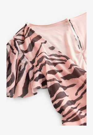 Rožinė palaidinė su tamsiai rudos leopardų raštu, raukiniais rankovėse ir subtiliu blizgesiu lengvo audinio.