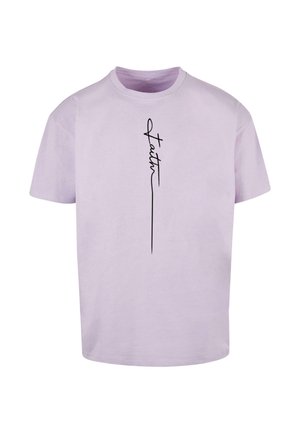 T-shirt di cotone di colore lilla chiaro con un design di testo corsivo nero che legge "Faith" in verticale lungo il lato sinistro. Maniche corte, scollo rotondo.