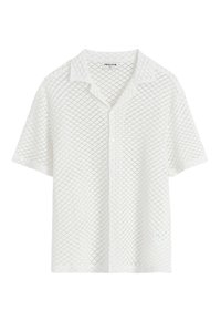 Chemise blanche à manches courtes en tissu texturé et respirant avec un motif en diamant, dotée d'une fermeture à boutons et d'un col classique.