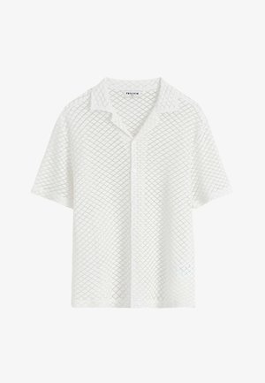 Chemise blanche à manches courtes en tissu texturé et respirant avec un motif en diamant, dotée d'une fermeture à boutons et d'un col classique.