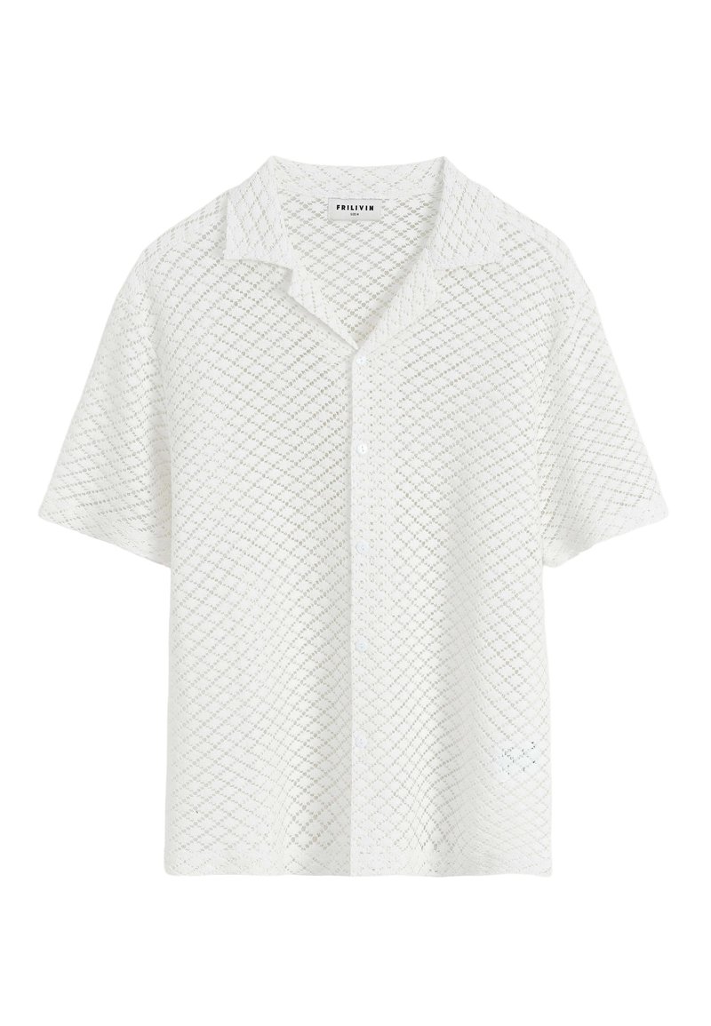 Chemise blanche à manches courtes en tissu texturé et respirant avec un motif en diamant, dotée d'une fermeture à boutons et d'un col classique.