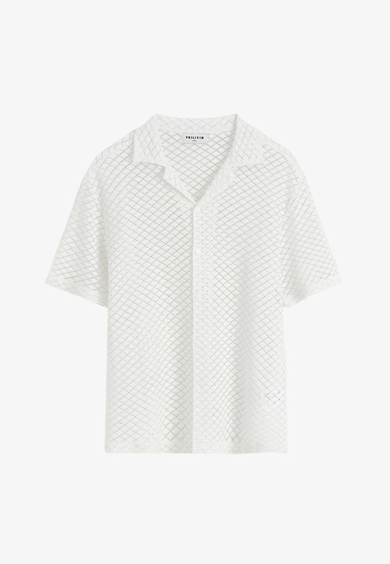 Chemise blanche à manches courtes en tissu texturé et respirant avec un motif en diamant, dotée d'une fermeture à boutons et d'un col classique.