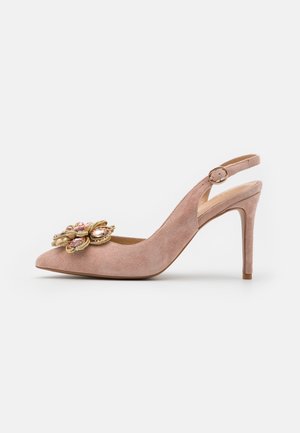 Różowe zamszowe buty na wysokim obcasie typu slingback z ostro zakończonym noskiem, zapięcie na złotą klamrę oraz dekoracyjnym różowo-złotym zdobieniem na przodzie.