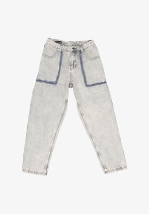 Jeans in denim grigio chiaro con vita alta, due ampie tasche frontali, cuciture blu a contrasto e una vestibilità rilassata e svasata.