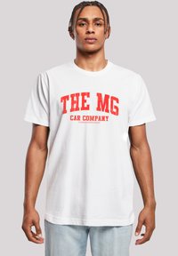 Weißes Baumwoll-T-Shirt mit auffälligem roten Text "DIE MG AUTOCAR COMPANY", klassischem Rundhalsausschnitt und kurzen Ärmeln. Einfacher, lässiger Schnitt.