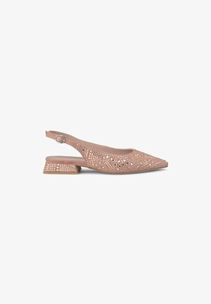 Rosa Slingback-Schuh mit perforiertem Design, spitzer Schuhspitze, silbernen Akzenten und einem niedrigen Blockabsatz, aus weichem Material gefertigt.