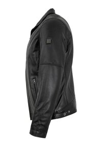 Schwarze Lederjacke mit tailliertem Design, Reißverschluss-Taschen und einem quadratischen Akzent auf der linken Schulter. Glatte Textur mit minimaler Naht.