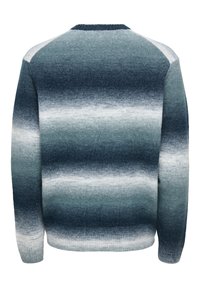 Pull en maille à manches longues avec des rayures horizontales dégradées en bleu foncé, bleu clair et blanc, vu de dos.