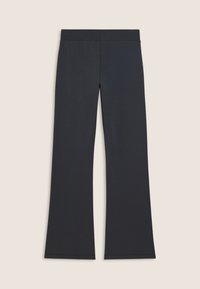 Pantalons stretch noirs évasés avec une ceinture lisse, fabriqués en tissu doux. Présente des lignes épurées et un design simple, sans embellissement.
