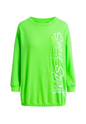 Leuchtend grüner Pullover aus weicher Baumwolle mit Rundhalsausschnitt, langen Ärmeln und gerafftem Saum. Mit weißen Textgrafiken an der Seite.