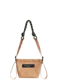 Bolso sintético de color beige claro con superficie texturizada, equipado con herrajes negros, un parche con logo y una correa ajustable de dos tonos con diseño anudado.