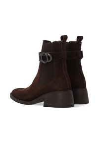 Brązowe zamszowe botki za kostkę z blokowym obcasem, elastycznymi bocznymi panelami i regulowanym paskiem z metalowym akcentem.