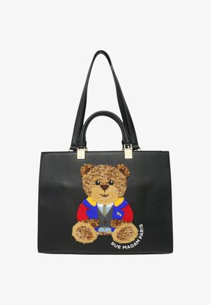 Borsa tote nera in pelle con un orsetto ricamato che indossa una giacca colorata e un gilet blu, accentuata da dettagli in oro.