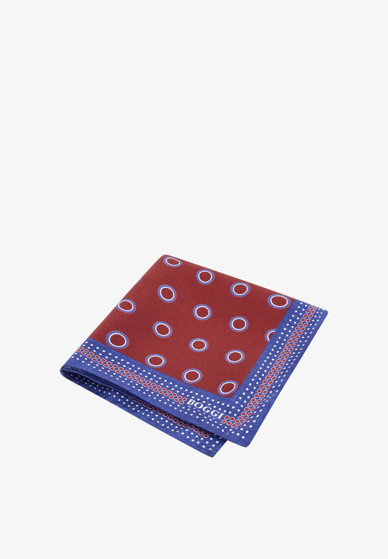 Sulankstytas raudonas šilkinis kišeninis kvadratas su mėlynomis ir baltomis apvaliomis gėlytėmis bei mėlynu kraštu, kuriame yra mažų baltų taškų ir raudonų kvadratų.