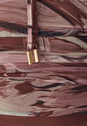 Textuurstof in tinten van roze en bruin met abstracte patronen, met een opvallende rits met gouden hardware-accenten.