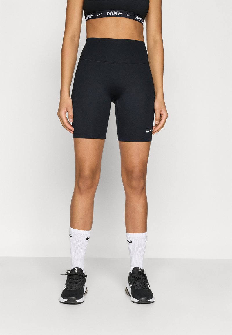 Μαύρα ποδηλατικά σορτς με ψηλή μέση και εφαρμοστή σχεδίαση με το λογότυπο της Nike. Συνδυασμένα με μαύρα αθλητικά παπούτσια και λευκές καλτσες crew με μαύρες λεπτομέρειες.