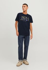 Jack & Jones JAMES CREW NECK - Print T-shirt - navy blazer