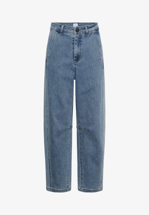 Magasderekú, egyenes szárú kék farmernadrág elülső zsebekkel, gombos rögzítéssel, övbújtatókkal és térdvarrás részletekkel.