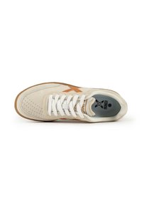 Sneaker in suede beige con lacci bianchi e un design accentato in tonalità nocciola. Presenta perforazioni sulla punta e una fodera interna blu chiaro.