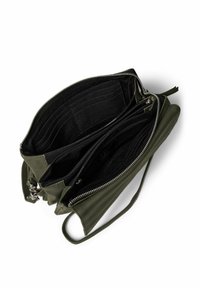 Zaļš ādas rokassomu ar vairākiem nodalījumiem, ar rāvējslēdzējiem un elegantu dizainu ar regulējamu siksnu. Tekstūrētu iekšējo oderi.