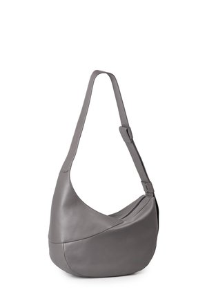Graue Leder-Schultertasche mit geschwungenem Design, verstellbarem Trageriemen und einem Reißverschlussfach. Glatte Textur und minimalistischer Stil.