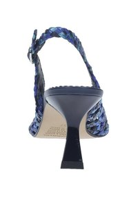 Sandalo con tacco in tessuto intrecciato che presenta una combinazione di colori blu e nero, tacco a spillo sottile e cinturino alla caviglia regolabile per una calzata sicura.