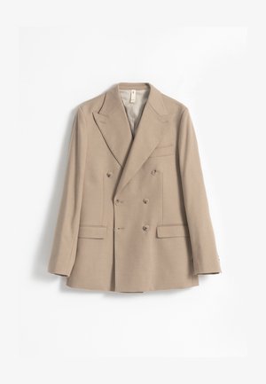 Blazer beige de doble abotonadura confeccionado en tela texturizada, con solapas de pico, cuatro botones y dos bolsillos delanteros.