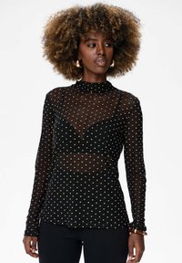Zwart mesh shirt met lange mouwen en gouden stippen, hoge mockneck kraag, en doorzichtige panelen, met een aansluitende silhouette en subtiele textuur.