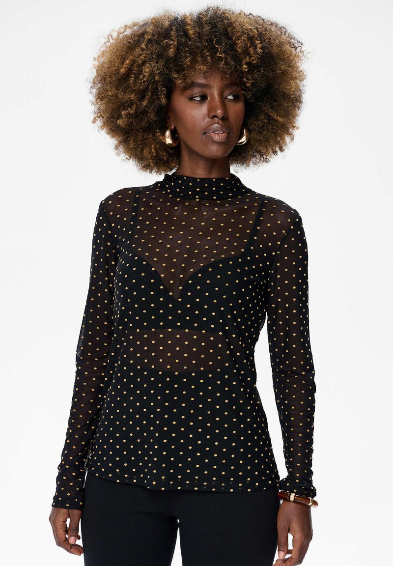 Zwart mesh shirt met lange mouwen en gouden stippen, hoge mockneck kraag, en doorzichtige panelen, met een aansluitende silhouette en subtiele textuur.