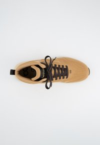 Hnědé sportovní boty s texturovaným textilním svrškem, černými tkaničkami a černou gumovou podešví. Obsahují logo na jazyku a dekorativní prošívání.