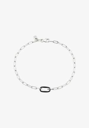 Silberne Gliederarmband mit rechteckigen Gliedern und einem zentralen schwarzen Glied, gesichert durch einen Karabinerverschluss und einem kleinen Anhänger in der Nähe des Verschlusses.