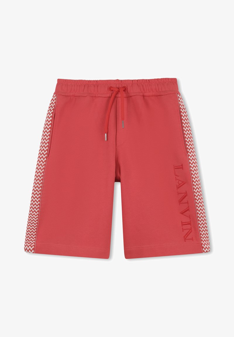 Shorts rouge à cordon avec des bandes latérales à motif zigzag et "LANVIN" brodé verticalement sur la jambe droite.